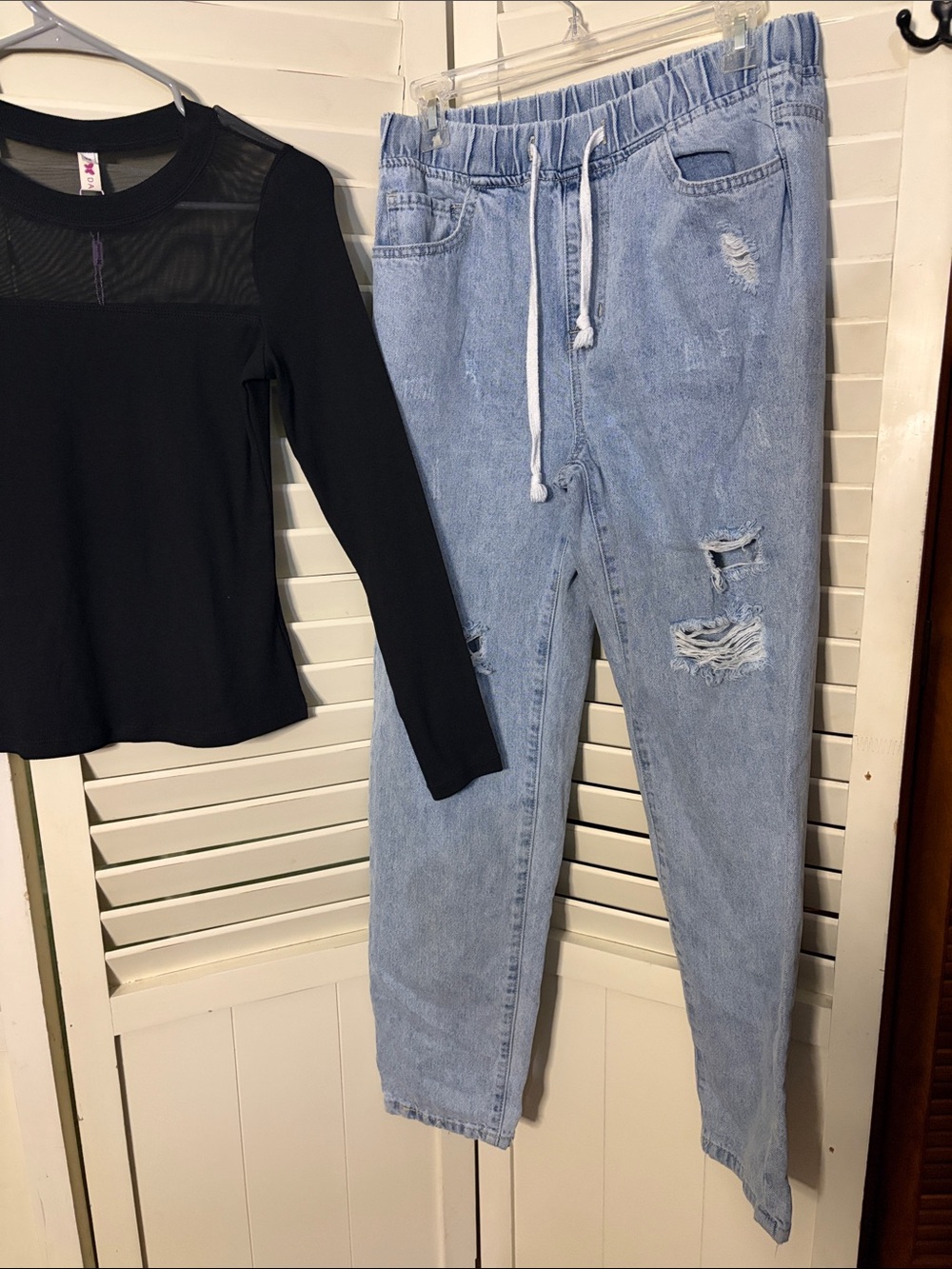 Two piece outfit including YMI drawstring waist jeans and a NWT Amazon top - Picture 3 of 3